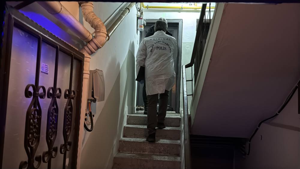 Merdiven boşluğunda ölü bulundu
