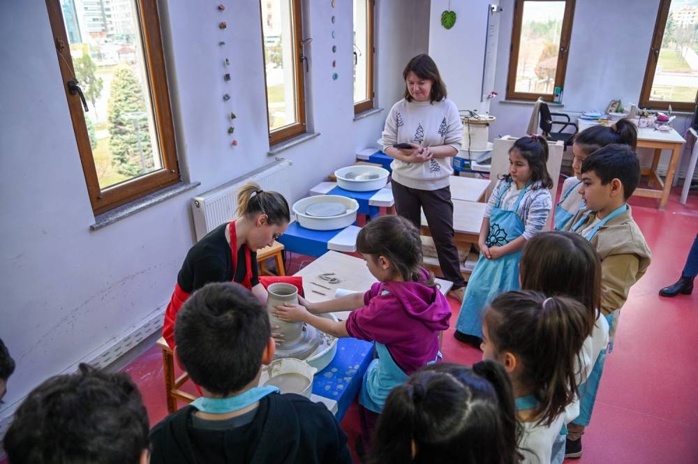 Selçuklu’da Avrupa rüzgarı... Erasmus+ öğrencileri Sanat ve Tasarım Atölyesi'ne hayran kaldı