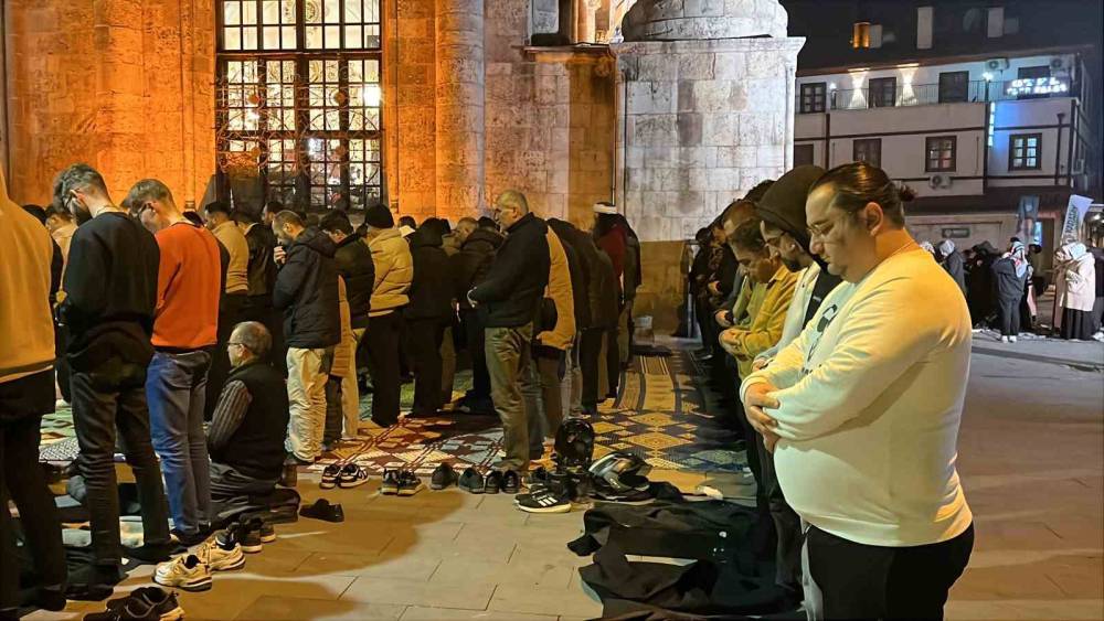 Konya'da Miraç Kandili coşkusu... Camiler doldu taştı, dualar Gazze için edildi