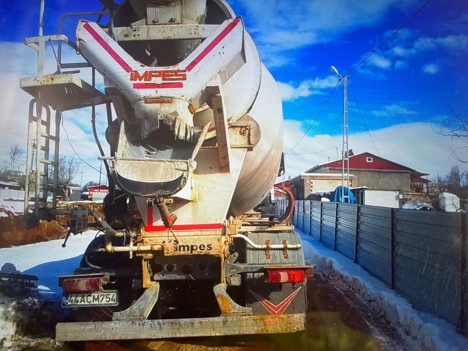 Beton mikseri yayaya çarptı