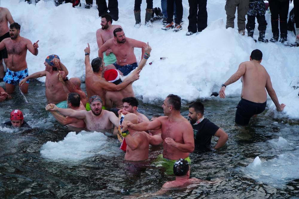 Buz tutan gölde yüzme şenliği