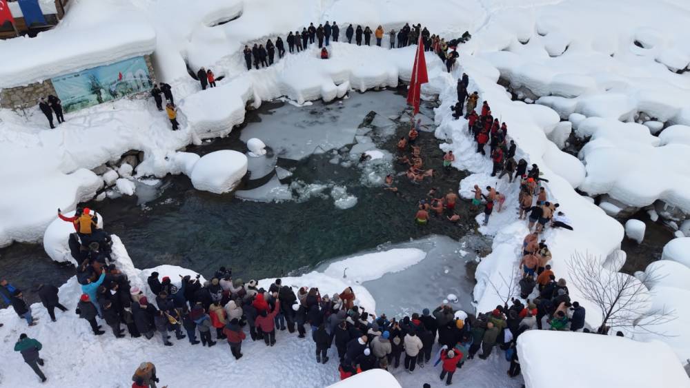 Buz tutan gölde yüzme şenliği