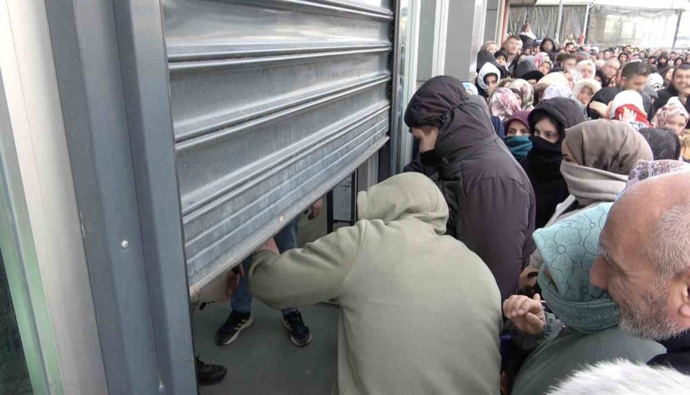 İndirim izdihamı: Dondurucu soğukta saatlerce beklediler
