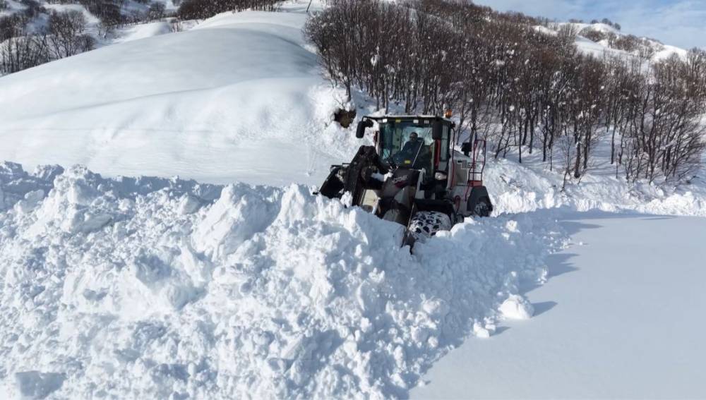 Kar kalınlığı 2 metreyi aştı, 27 köy yolu kapalı