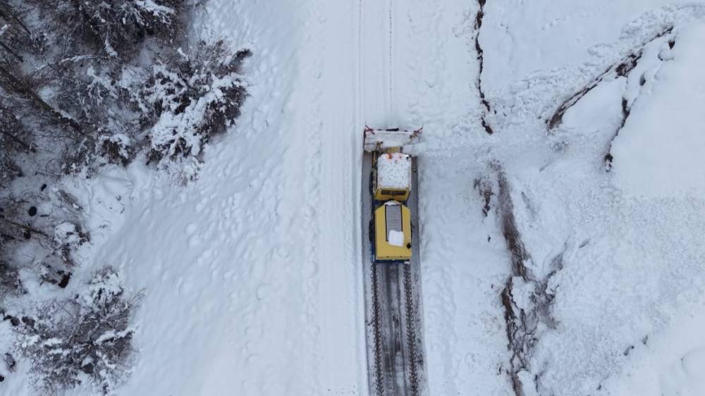 Kar kalınlığı 2 metreyi aştı, 27 köy yolu kapalı