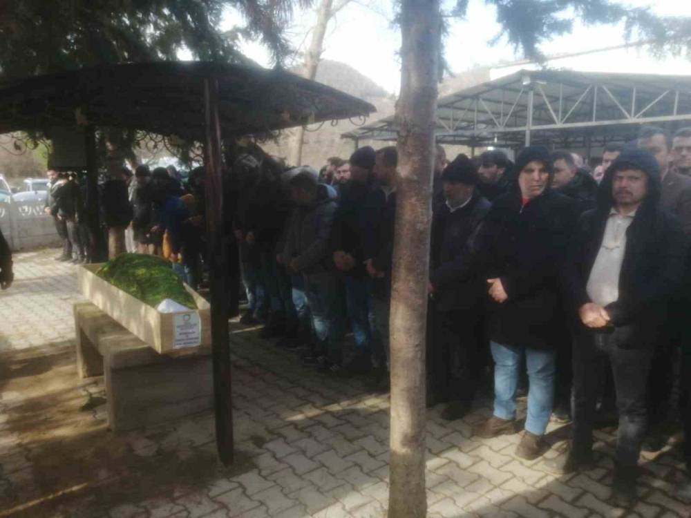 Ölü bulunan 2 genç toprağa verildi