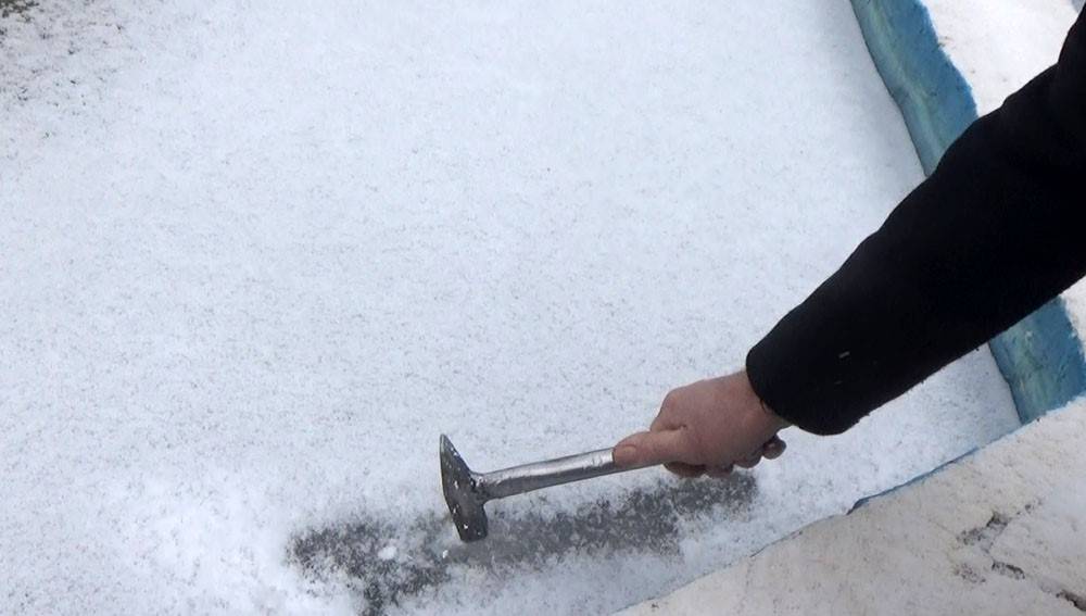 Karapınar buz kesti... Süs havuzları dondu, vatandaşlar üzerine çıktı