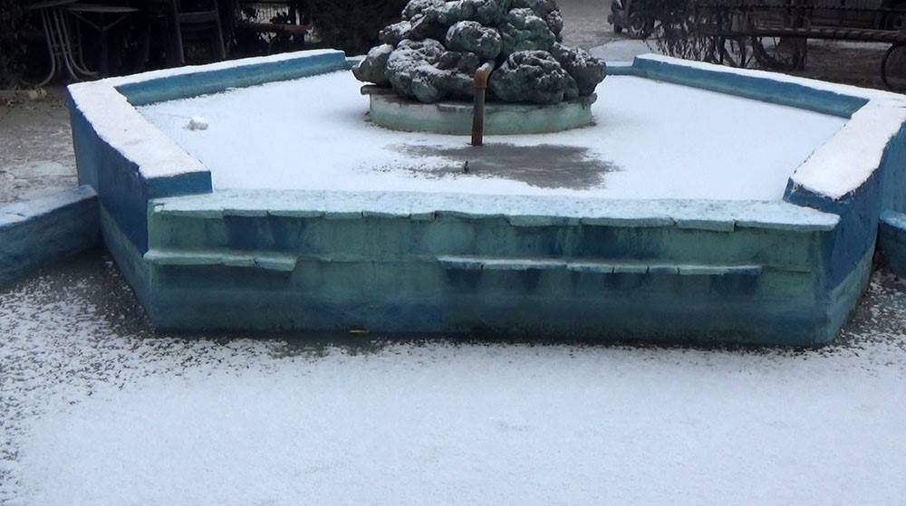 Karapınar buz kesti... Süs havuzları dondu, vatandaşlar üzerine çıktı