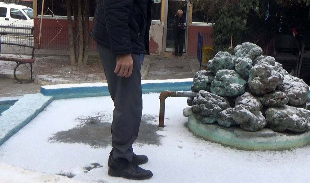 Karapınar buz kesti... Süs havuzları dondu, vatandaşlar üzerine çıktı