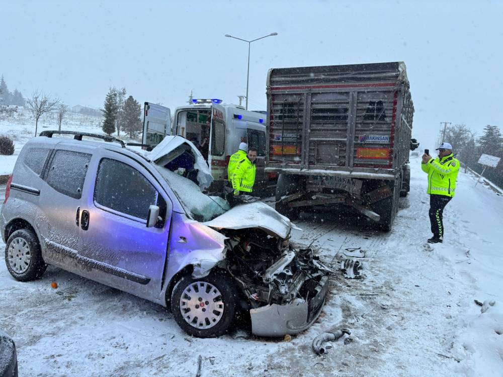 Kayganlaşan yolda kamyona çarpan çift can verdi