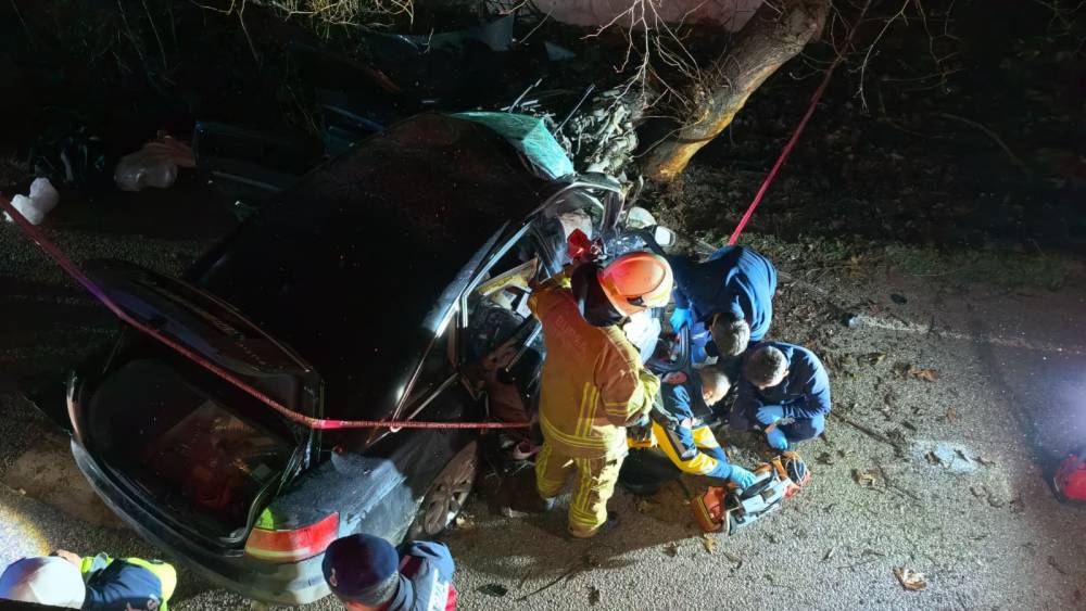 Otomobil ağaca çarptı: İki genç kadın hayatını kaybetti