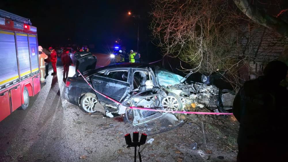 Otomobil ağaca çarptı: İki genç kadın hayatını kaybetti