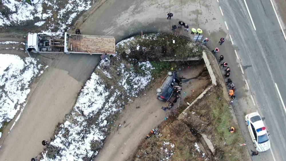 Şarampole uçan araç alt geçide düştü: Sürücü yaşamını yitirdi