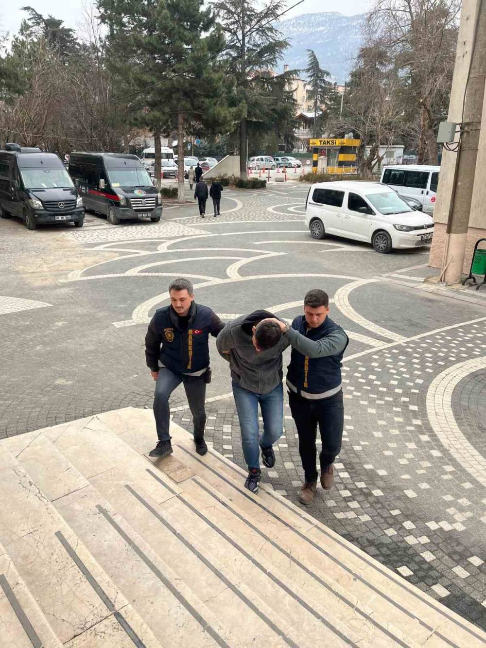 Akşehir'de uyuşturucu operasyonu: Valizinden 5 bin 500 hap çıktı