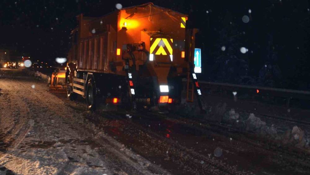 Antalya-Konya yolunda kar alarmı... Alacabel'de kar kalınlığı 10 santime ulaştı