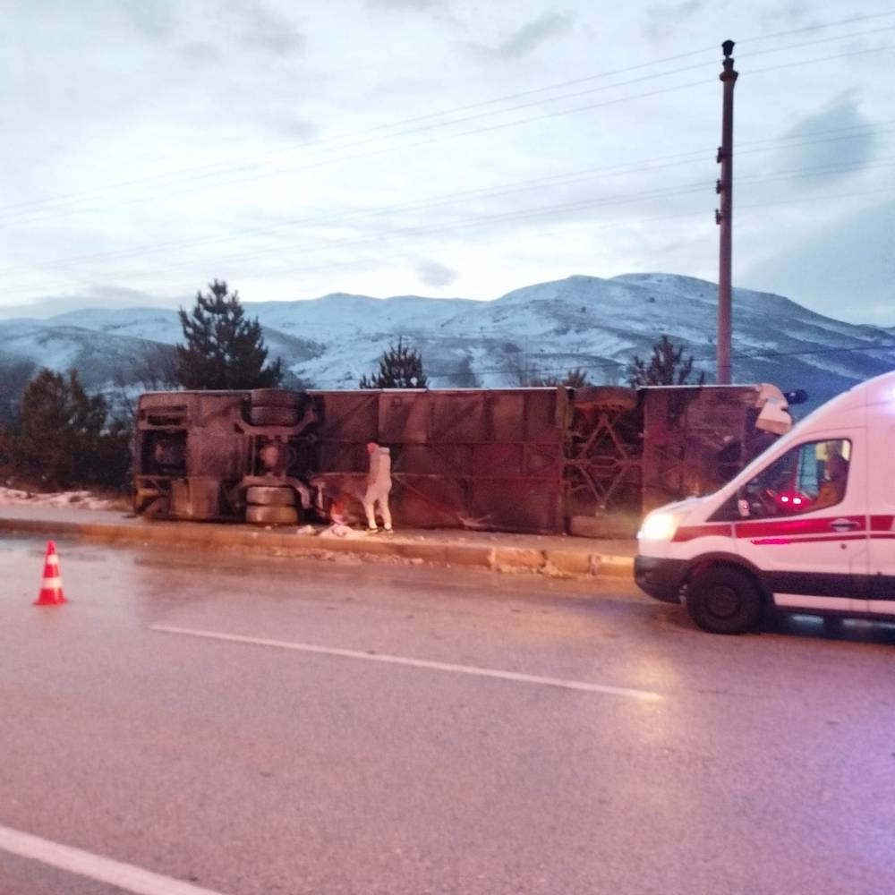 Yolcu otobüsü devrildi: 12 yaralı