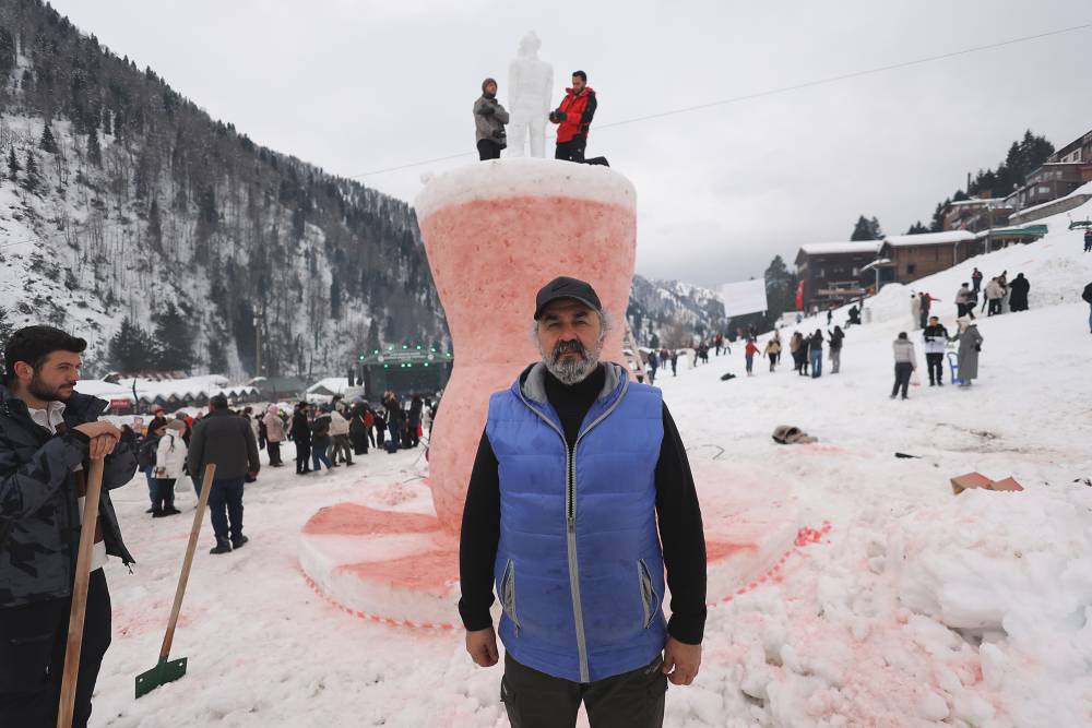 Kar festivali başladı; kardan çay bardağı görücüye çıktı