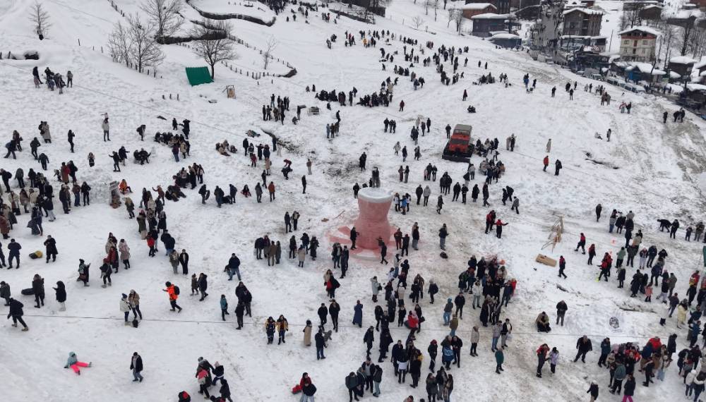Kar festivali başladı; kardan çay bardağı görücüye çıktı