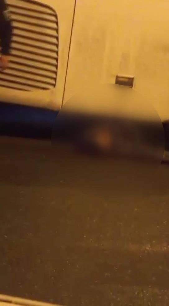 Otobüsün altında kalan motosiklet sürücüsü öldü