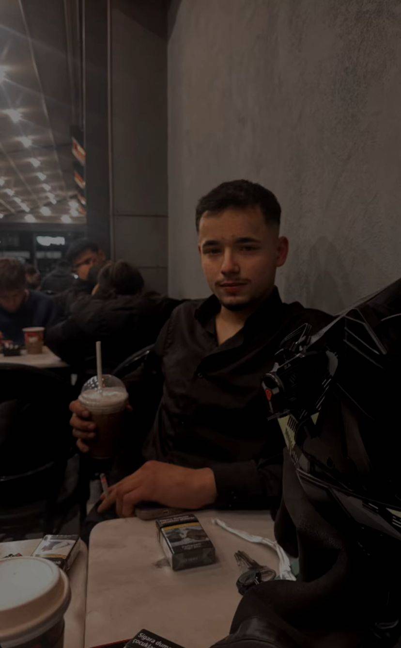 Otobüsün altında kalan motosiklet sürücüsü öldü