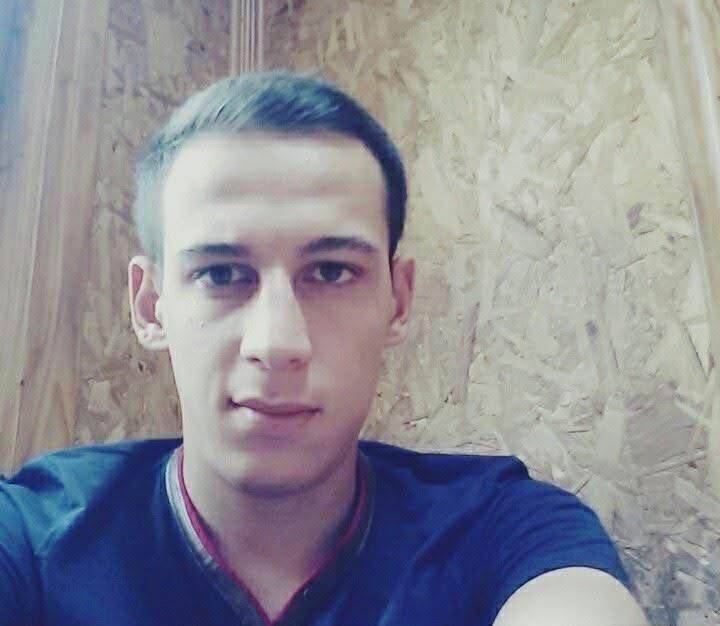 Otomobilin tıra ok gibi saplandı