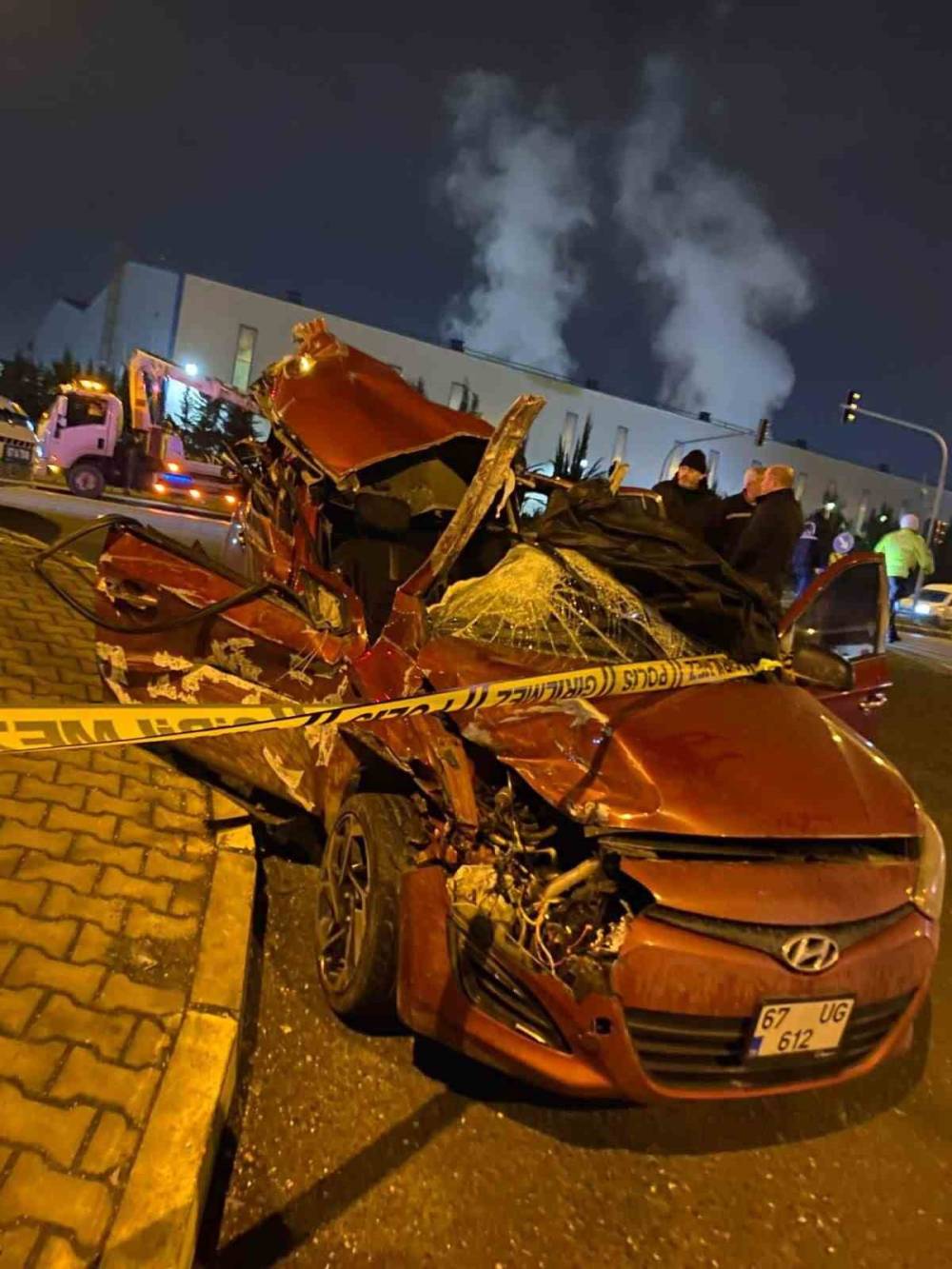 Otomobilin tıra ok gibi saplandı