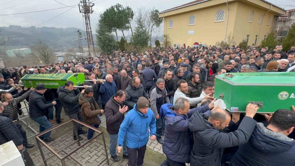 Otomobilin tıra ok gibi saplandı