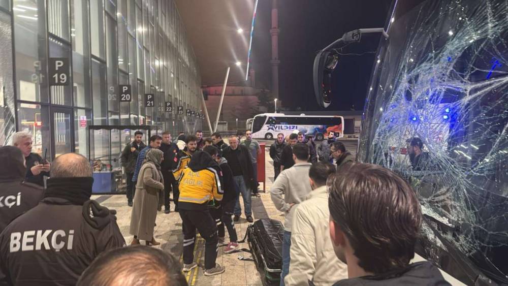 Yolcu otobüsü, yolcuya çarpıp terminal binasına daldı