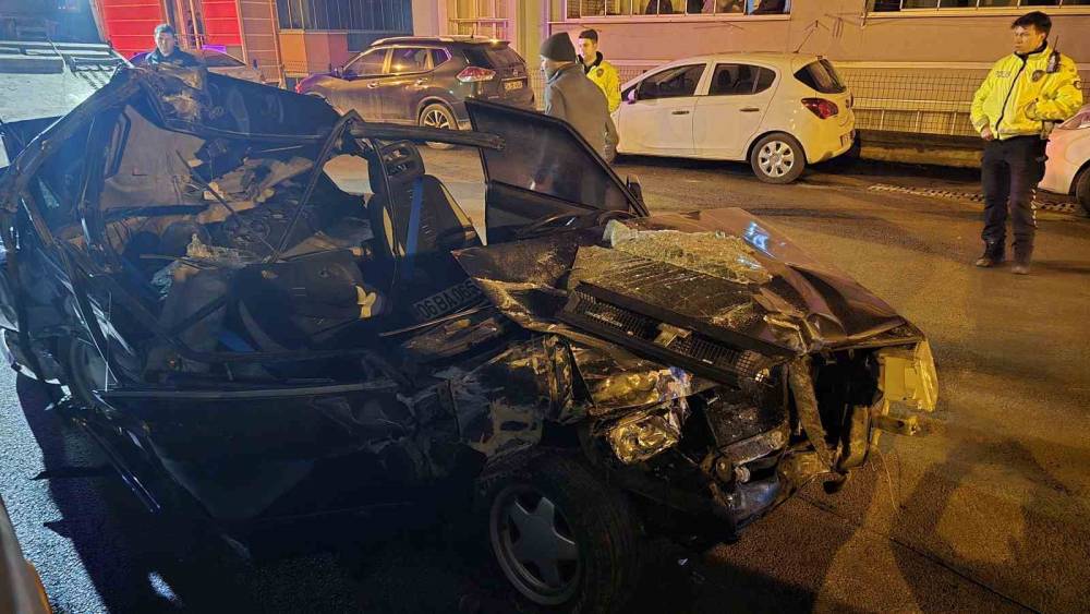Alkol ve hız felaket getirdi! Otomobil tıra ok gibi saplandı