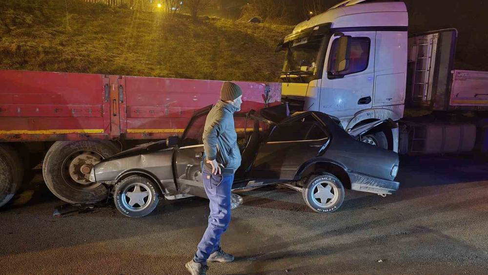 Alkol ve hız felaket getirdi! Otomobil tıra ok gibi saplandı