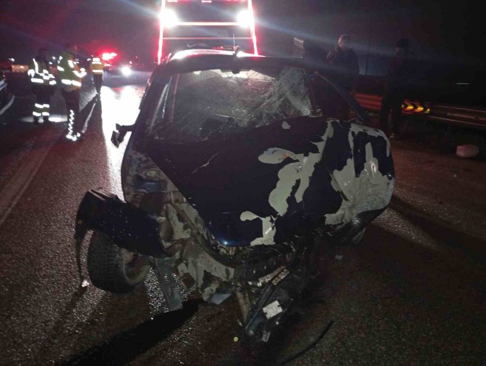 Bursa Çevre Yolunda can pazarı: Bariyerlere çarpan otomobilde 2 ağır yaralı