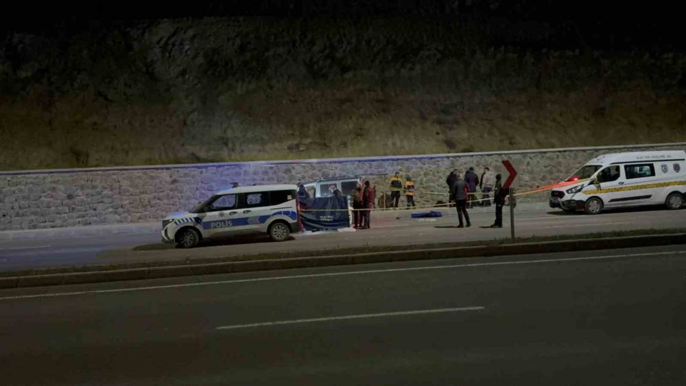 Evli kadın, yasak ilişki yaşadığı evli sevgilisini boğazını keserek öldürdü