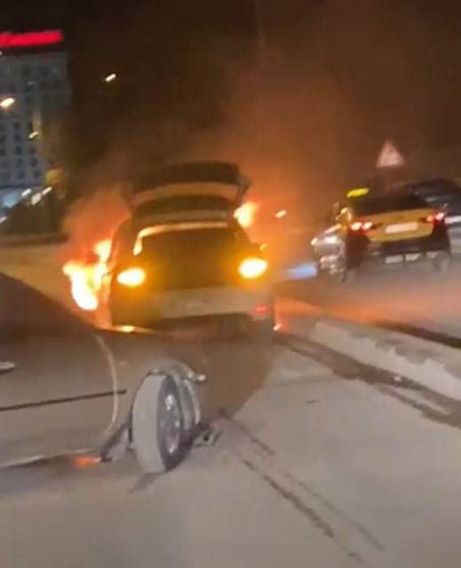 Konya Karapınar'da korkutan anlar... Seyir halindeki otomobil alevlere teslim oldu