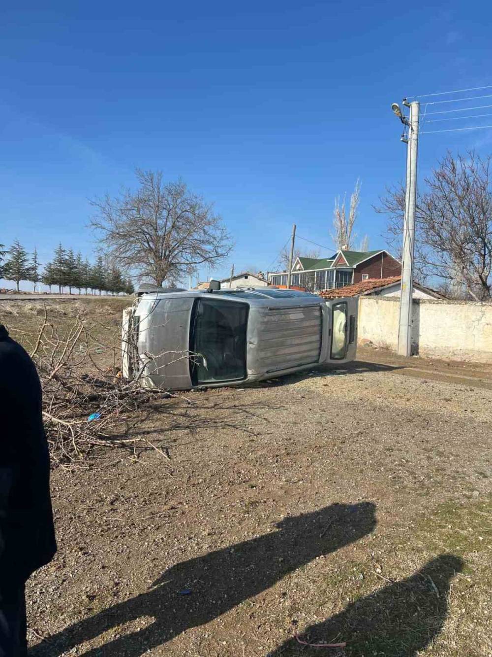 Konya Kulu’da kontrolden çıkan kamyonet devrildi
