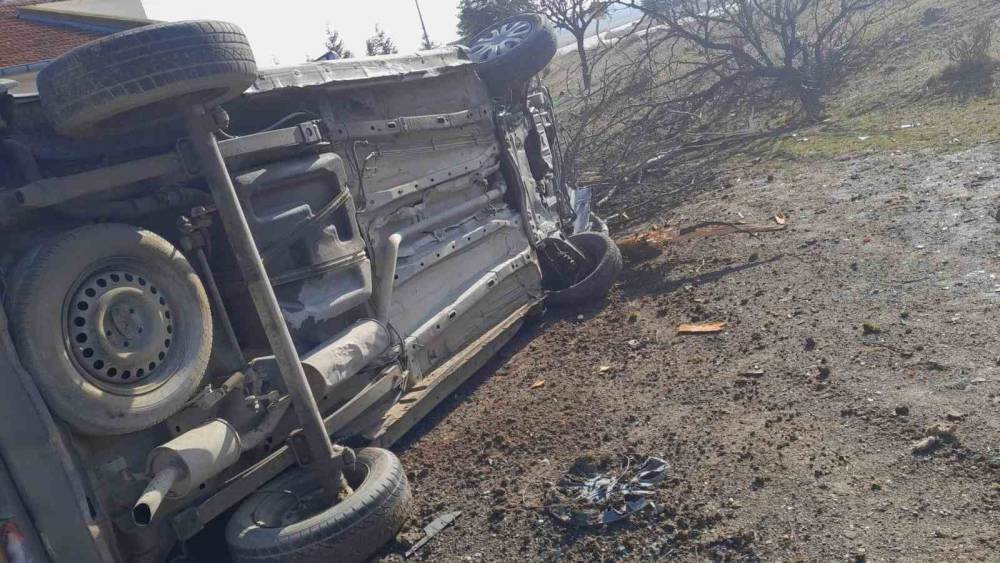 Konya Kulu’da kontrolden çıkan kamyonet devrildi