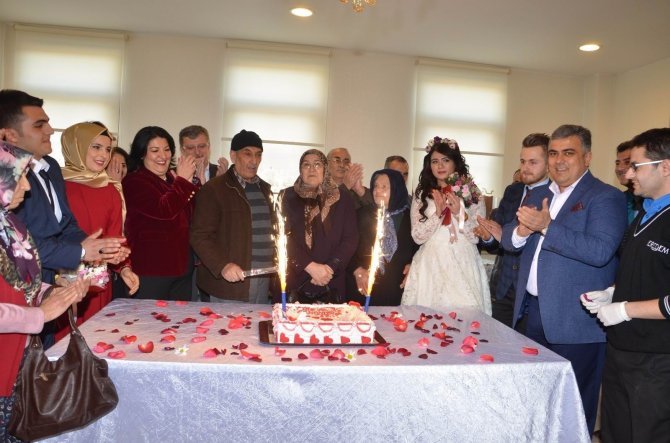 40-yili-askin-evli-ciftler-nikah-sahitligi-yapti-1.jpg
