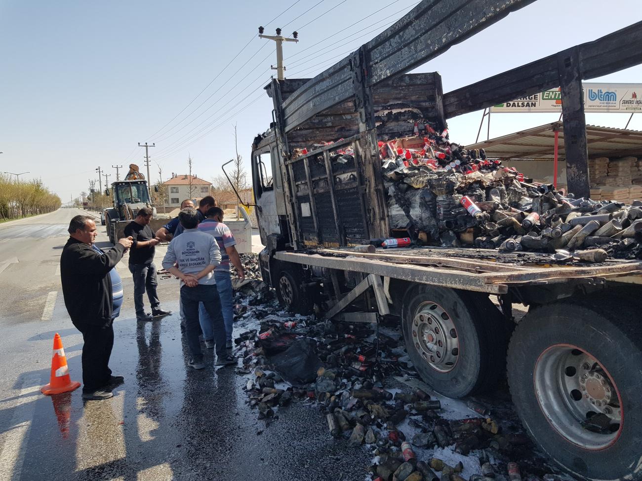 aa-20220418-27601970-27601969-konyada-yanici-madde-tasiyan-kamyon-seyir-halindeyken-yandi.jpg