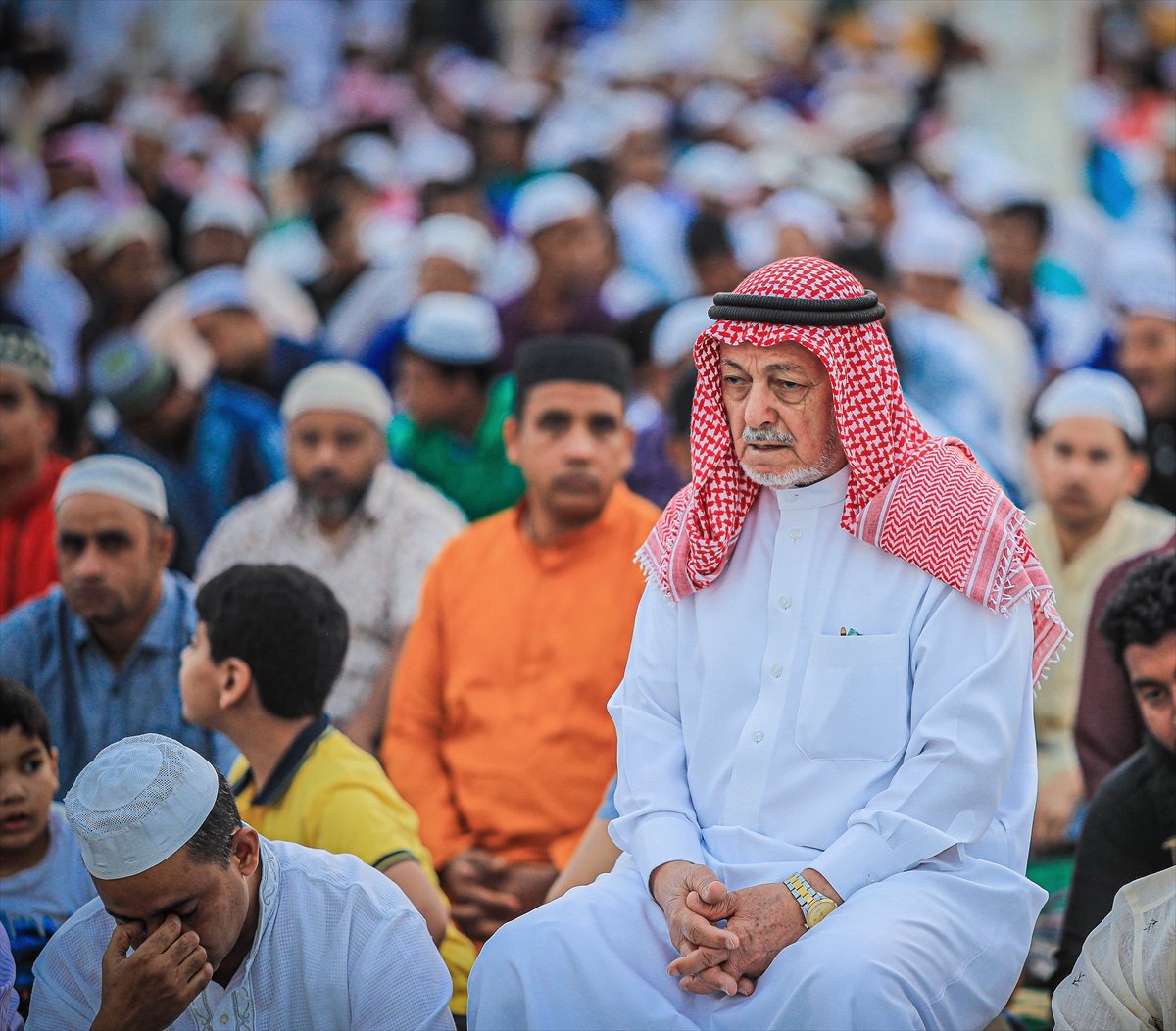 aa-20220502-27742555-27742537-bahreynde-ramazan-bayrami-namazi-kilindi.jpg
