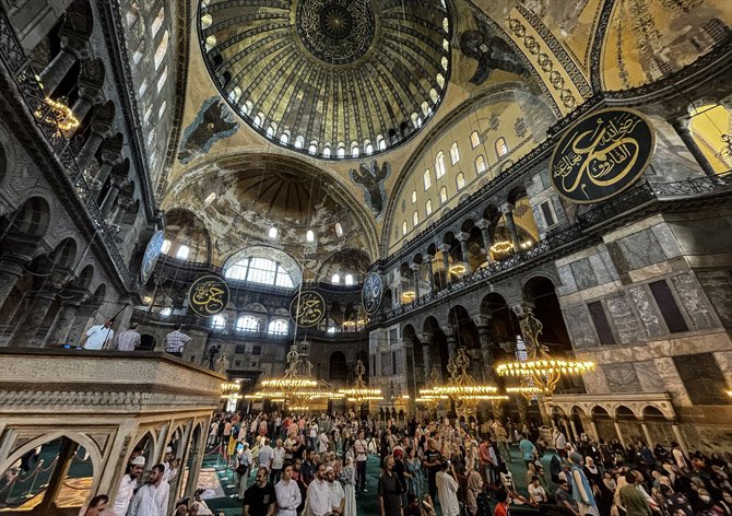 aa-20220724-28490153-28490149-ayasofyada-ibadete-acilisinin-ikinci-yil-donumunde-ziyaretci-yogunlugu-yasaniyor.jpg