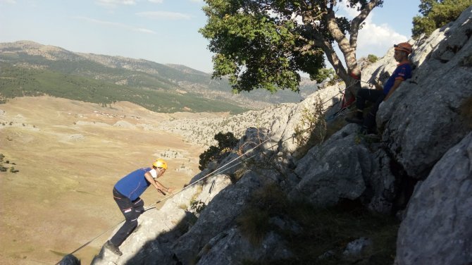 afad-ekipleri-kayaliklarda-mahsur-kalan-4-keciyi-kurtardu-4.jpg