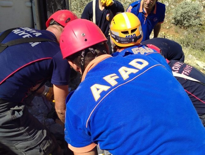afad-ekipleri-trafik-kazasi-arama-kurtarma-calismalarina-katildi-2.jpg