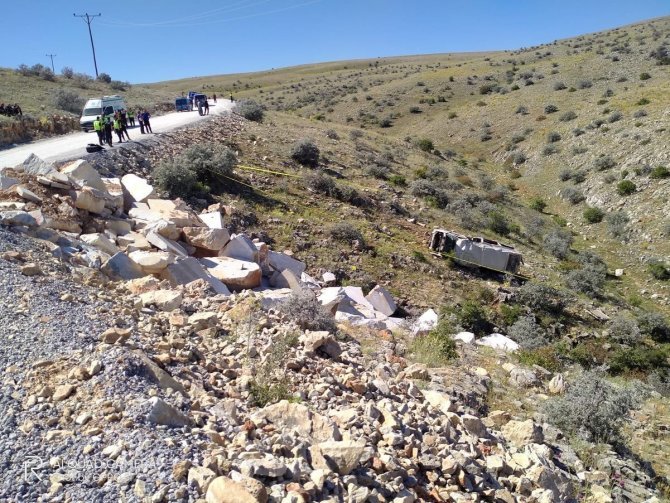 afad-ekipleri-trafik-kazasi-arama-kurtarma-calismalarina-katildi-3.jpg