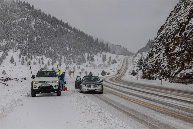 antalya-konya-kara-yolunda-ulasim-kar-yagisi-nedeniyle-guclukle-saglaniyor-1-001.jpg