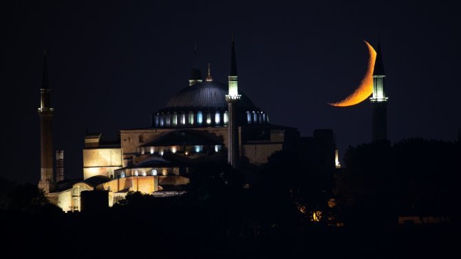 ayasofya-camii-ile-hilal-bulustu-2.jpg