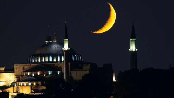 ayasofya-camii-ile-hilal-bulustu-3.jpg
