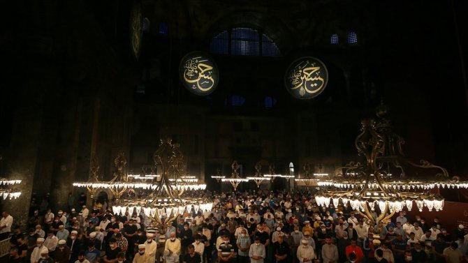 ayasofya-i-kebir-cami-i-serifinde-sabah-namazina-vatandaslardan-yogun-ilgi-2.jpg