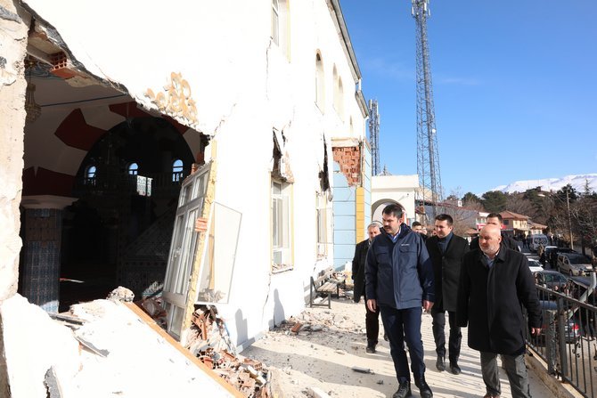bakan-kurum-depremde-zarar-goren-yapilari-inceledi-1.jpg