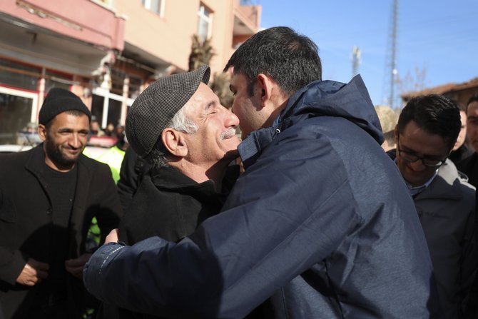 bakan-kurum-depremde-zarar-goren-yapilari-inceledi-3.jpg