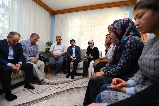 basbakan-davutoglu-sehit-ailelerini-ziyaret-etti-2.jpg