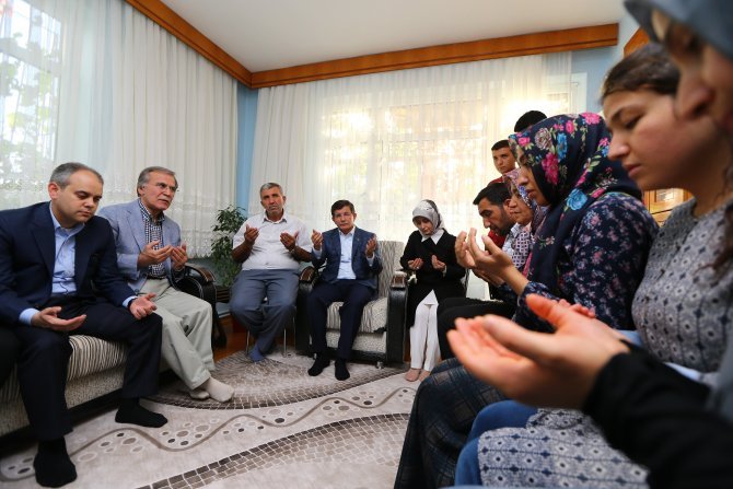 basbakan-davutoglu-sehit-ailelerini-ziyaret-etti-3.jpg